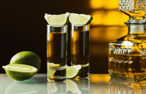 Verres de Tequila avec une tranche de citron vert posée dessus.