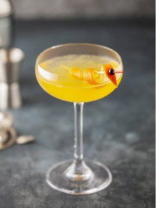 Cocktail corpse reviver 2, servi dans un verre à cocktail.