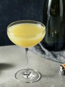 Cocktail death in the afternoon avec du champagne et de l'absinthe servi dans une coupe à champagne