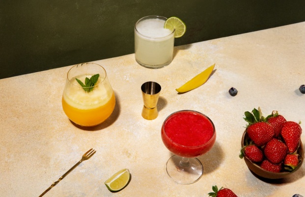 3 cocktails sur un plan de travail.