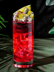 Cocktail el diablo avec de la Tequila, crème de cassis, ginger beer servi dans un verre highball.