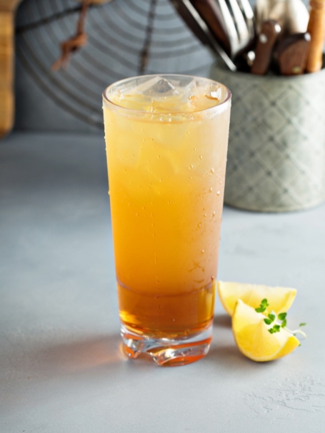 Cocktail Arnold Palmer, servi dans un verre long drink.