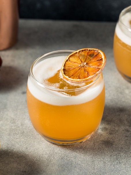 Cocktail Pussyfoot sans alcool, décoré d'une tranche d'orange.