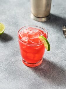 Cocktail Mexican Firing Squad, dans un verre old fashioned décoré par une rondelle de citron vert.