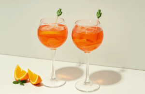 Cocktail spritz dans un verre piscine.