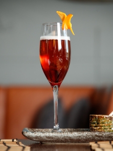 Un apéritif Kir Cassis, dans un verre à vin.