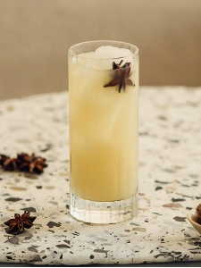 Cocktail Mauresque, à base de pastis et de sirop d'orgeat, servi dans un grand verre rempli de glaçons.