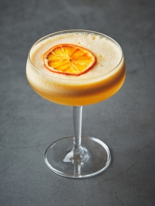 Cocktail Screwdriver, à la vodka et au jus d'orange, dans un verre à cocktail décoré d'une tranche d'orange.