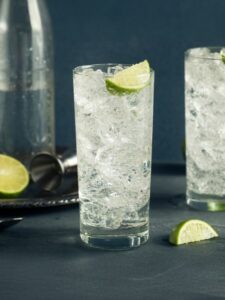 cocktail Vodka Tonic servi dans un verre long drink avec des glaçons et un quartier de citron sur le dessus