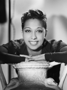 Portrait noir et blanc de l'artiste Joséphine Baker.