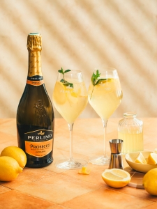 Deux cocktails Limoncello Spritz et une bouteille de Prosecco Perlino.