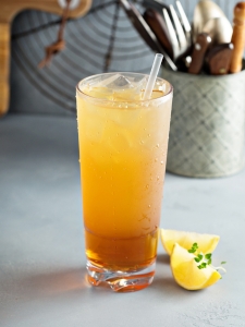 Cocktail sans alcool Arnold Palmer, dans un verre long drink.