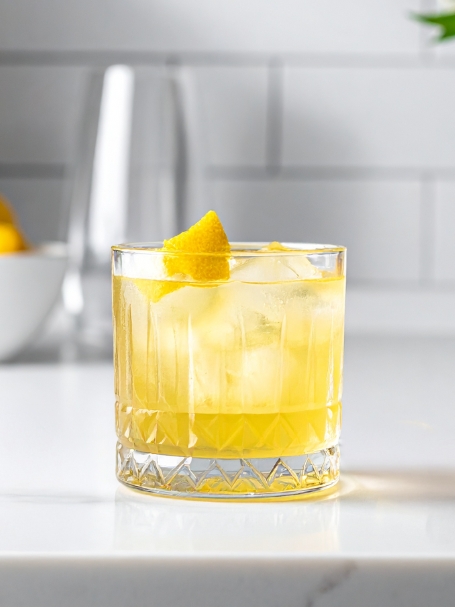 Cocktail White Negroni, à base de Gin, de liqueur de gentiane et d'apéritif à base de vin blanc.