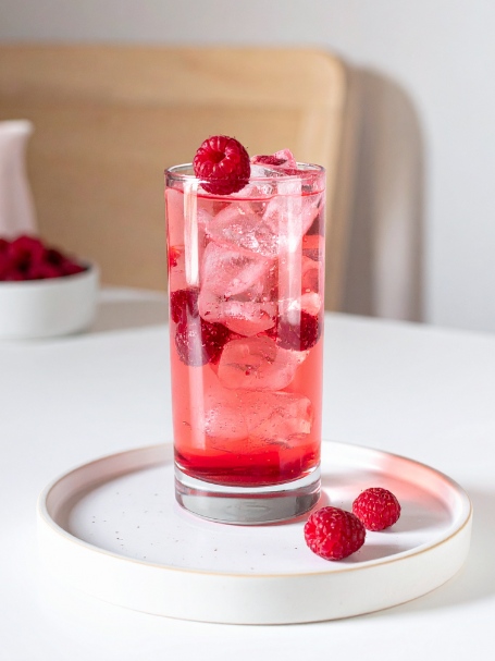 Cocktail Apple Rose, recette sans alcool à base de jus de pomme, bitter lemon et sirop de framboise, servie dans un verre highball.
