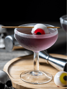 cocktail black spider à la vodka décoré avec des bonbons en forme d'oeil pour halloween