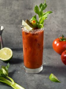 Cocktail Bloody Caesar, à base de vodka et de jus Clamato, servi dans un verre long drink.