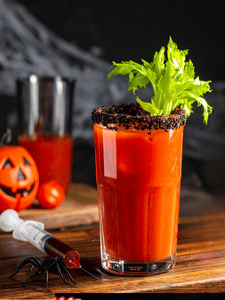 cocktail bloody mary à la vodka et jus de tomate avec pourtour noir pour halloween