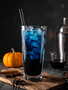 Cocktail blue lagoon plus foncé avec un colorant noir, à base de vodka