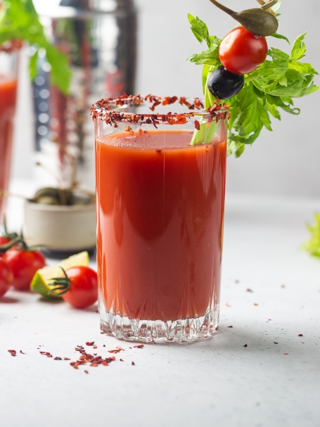 Cocktail sans alcool Virgin Bloody Mary, à base de jus de tomate, présenté dans un verre long drink.