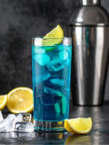 Cocktail adios motherf*er** cappelé AMF à base de différents alcools, servi dans un verre avec des glaçons