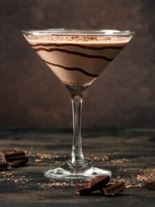 Cocktail Chocolate Martini, à base de vodka, baileys, crème de cacao, décoré d'un coulis de chocolat.