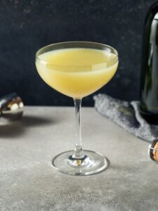 Cocktail Death in the Afternoon, servi dans une coupe à champagne.