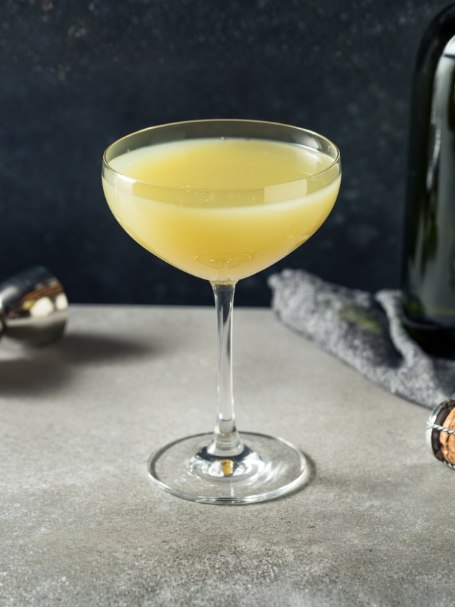 Cocktail Death in the Afternoon, servi dans une coupe à champagne.