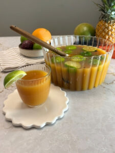 Cocktail Punch sans alcool, à base de Rhum désalcoolisé, de Caraïbos Planteur des îles, de Nectar de mangue Caraïbos, de Nectar de goyave Caraïbos, de Sirop de canne roux Canadou et de Citron vert.