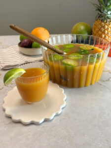 Cocktail Punch sans alcool, à base de Rhum désalcoolisé, de Caraïbos Planteur des îles, de Nectar de mangue Caraïbos, de Nectar de goyave Caraïbos, de Sirop de canne roux Canadou et de Citron vert.