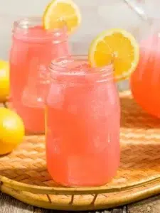cocktail-sea-breeze avec de la vodka, jus de cranberry et jus de pamplemousse servi dans un verre avec une rondelle de citron jaune