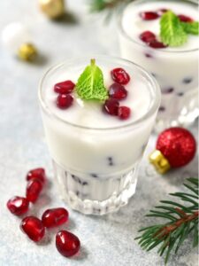 Cocktail White Christmas Mojito, à base de liqueur de coco (Malibu), de lait de coco et de grenade. Dans un verre à mojito avec de la glace pilée.