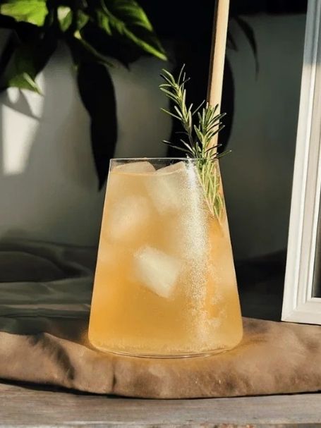 Cocktail Scobby Fizz à base kombucha au gingembre, le sirop d’agave et la Clairette de Die Doux, dans un verre old fashioned.