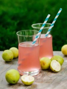 Cocktail booh sans alcool au jus de pamplemousse, nectar de goyave Caraïbos et sirop d'érable, servi dans un verre.