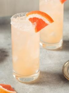 Cocktail Virgin Paloma sans alcool avec jus de pamplemousse.