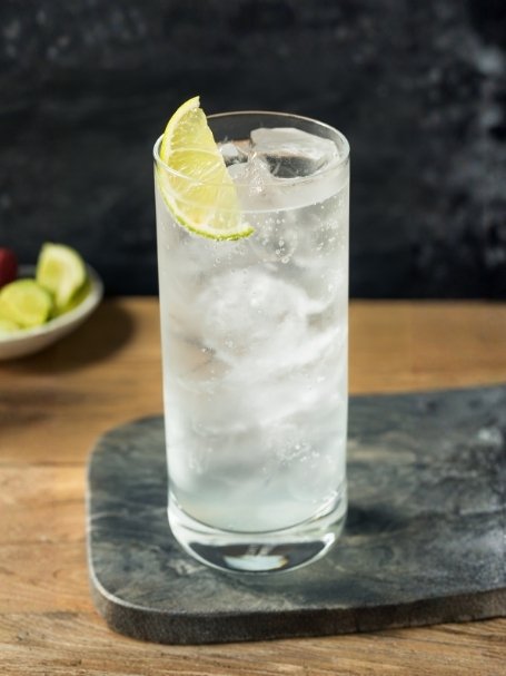 Cocktail Vodka Soda à base de Vodka et d'eau gazeuse, dans un verre long drink avec des glaçons.