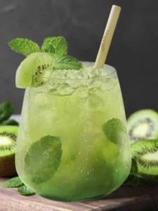 Cocktail mojito au rhum, jus de kiwi et citron vert