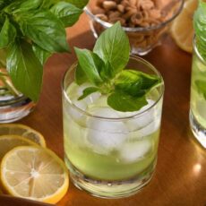 cocktails verts dans des verres avec des glaçons et feuilles de basilic