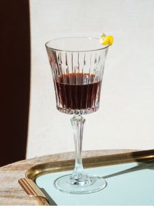 Vermouth rouge servi dans un verre élégant