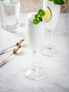 Cocktail-dessert Sgroppino, au Prosecco, au sorbet citron et à la vodka, servi dans une flûte.