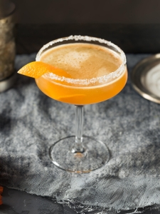 Cocktail whisky sidecar avec whisky, triple sec, sirop de canne et jus de citron.