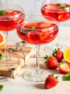 Cocktail au gin, koso, servi dans un verre avec des fraises et du basilic
