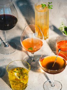 Plusieurs cocktails : whisky, rhum, vin