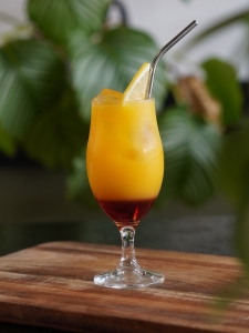 Cocktail sans alcool bora bora coloré et tropical, au jus d'ananas, nectar de fruit de la passion et sirop de grenadine.