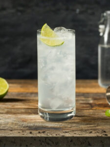 Cocktail Ranch Water à base de Tequila Silver, d'eau gazeuse et de jus de citron vert.