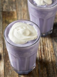 Milkshake à l'Ubé servi dans un verre avec de la crème