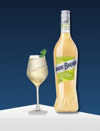 Cocktail Hugo avec bouteille de liqueur de fleur de sureau Marie Brizard