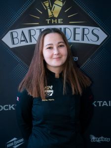 Sophie Martin barman pendant la finale de The Bartenders Society