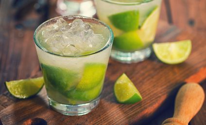 cocktail caîpirinha avec de la glace pilée et citron vert