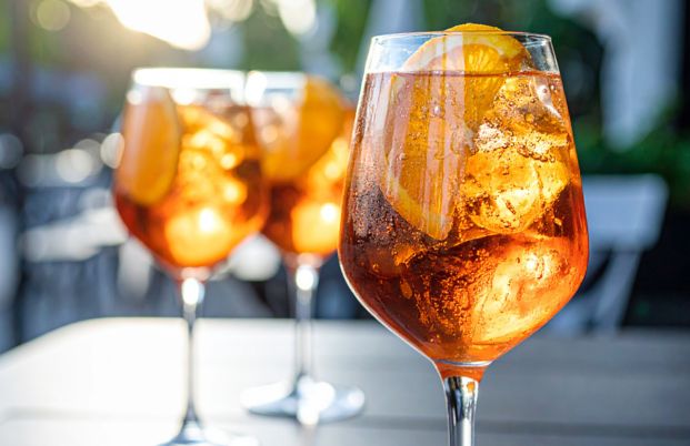 verres de cocktails spritz avec aperol et vin pétillant