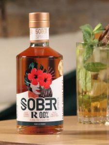 outeille de Sober Sprits rhum sans alcool avec un cocktail